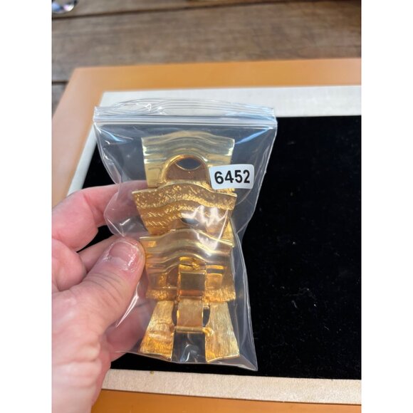 Vintage Gold-Toned Wide Textured Link Bracelet With Wave Design - Picture 3 of 15